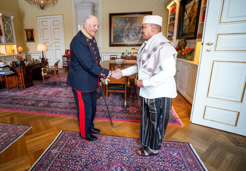L’ambassadeur Aden Mohamed Dileita, présente ses lettres de créances au Roi Harald V de Norvège
